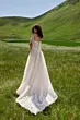 Abito boho in pizzo su sfondo naturale verde, modello SFUMATO - ARIAMO BOHO.