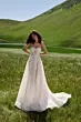 Abito da sposa boho SFUMATO - ARIAMO in pizzo, sfondo collinare verde.