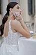 Abito da sposa Rebecca di Sposae, dettagli in pizzo, guanti in tulle, orecchini di perle, stile romantico.