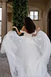 Abito da sposa Skat Linea Sposae Atelier, schiena scoperta, dettagli floreali, ambientazione elegante.