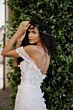 Abito da sposa Skat Linea Sposae Atelier con dettagli floreali, sfondo di foglie verdi.
