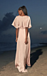 Abito rosa Pronovias Essential 2261, maniche ampie, indossato in spiaggia al tramonto.