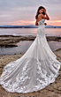 Abito da sposa Isabella di Eddy K, elegante e ricamato, indossato su una scogliera al tramonto.