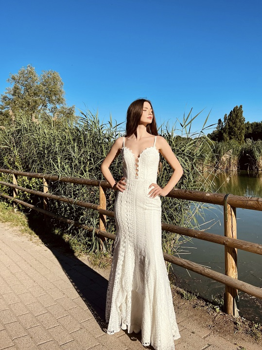 Abito bianco lungo estivo HPSR2095 indossato all'aperto, in offerta speciale.