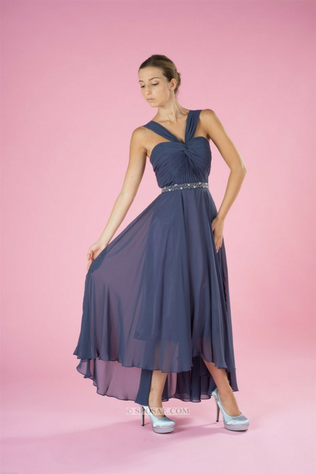 Abito da cerimonia blu scuro HDM2233 con dettagli scintillanti, sfondo rosa.