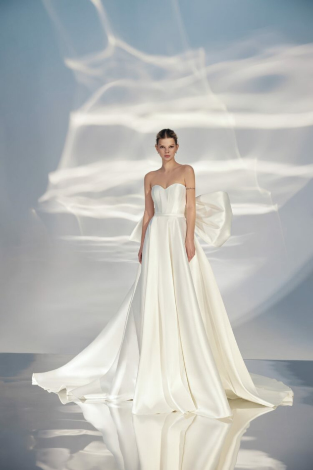 Abito da sposa elegante ARIAMO LIGHT L313 con corpetto a cuore e fiocco sul retro.