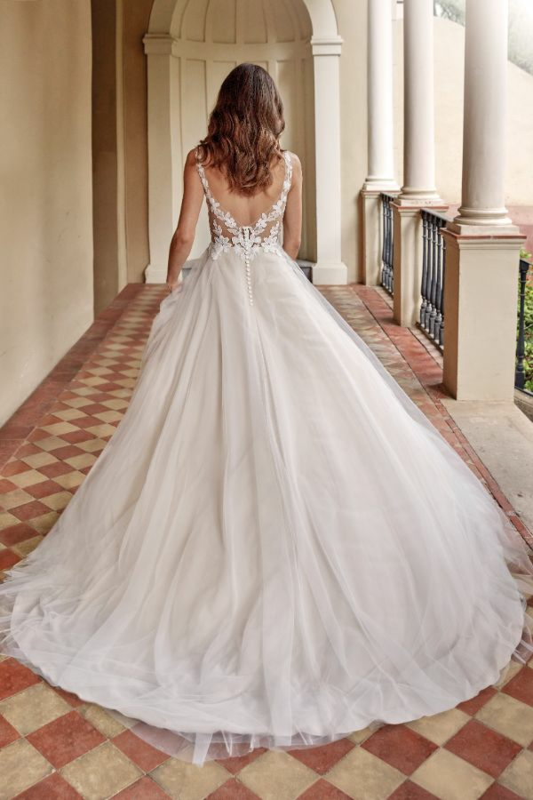 Abito da sposa Amelie 45018, vista posteriore, con dettagli in pizzo su pavimento a scacchi.
