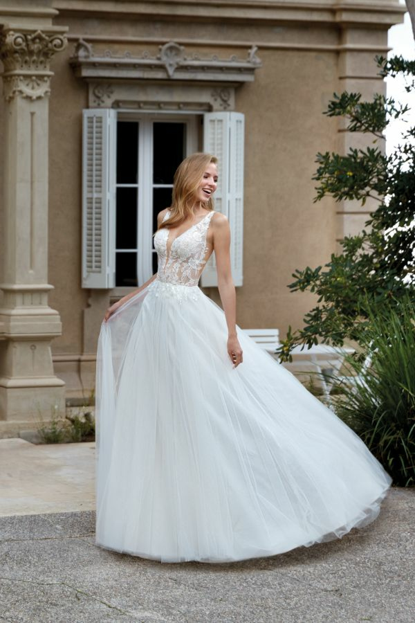 Abito da sposa in tulle e pizzo, modello Amelie, davanti a villa storica.