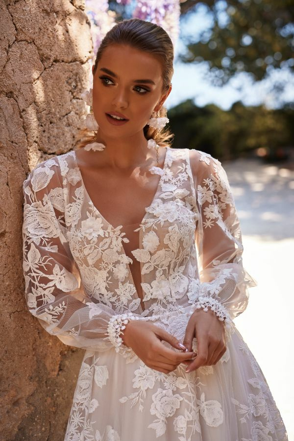 Abito da sposa in pizzo floreale ASAMI - DAMA, maniche lunghe trasparenti, scollatura profonda.