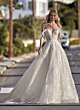 Abito da sposa RANIA Linea San Patrick, elegante e romantico, con spalle scoperte e dettagli in pizzo.