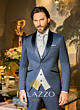 Abito elegante uomo blu con dettagli neri, cravatta grigia, sfondo decorativo, marca Palazzo.