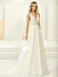 Abito da sposa GLORIA, stile romantico con scollo a V e gonna ampia in tulle, ambientazione elegante.