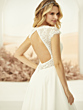 Abito da sposa perla con schiena scoperta e dettagli in pizzo, modello elegante e romantico.