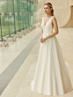 Abito da sposa GLORIA in tessuto leggero con scollo a V, design elegante in ambientazione moderna.