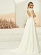 Abito da sposa perla con schiena scoperta e dettagli in pizzo, ambientazione elegante e sofisticata.