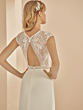 Abito da sposa Denise con schiena in pizzo e apertura, eleganza moderna e dettagli raffinati.