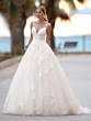 Abito da sposa Rosage Linea San Patrick, elegante con dettagli in pizzo, sfondo naturale.