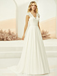 Abito da sposa perla con pizzo e gonna fluida, sfondo architettonico elegante.