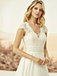 Abito da sposa perla con dettagli in pizzo e scollo a V, elegante e raffinato.