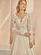 Abito da sposa in pizzo bianco con maniche lunghe, scollo a V, linea elegante, perfetto per eventi speciali.