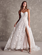 Abito da sposa Maggie Sottero Sutton con corpetto a cuore e gonna in pizzo floreale, spacco laterale elegante.