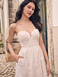 Abito da sposa Maggie Sottero Chelsea con dettagli in pizzo floreale e scollo a cuore.