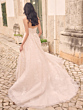 Abito da sposa Maggie Sottero Chelsea in pizzo bianco, vista posteriore, su strada acciottolata.