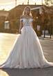Abito da sposa Ingrid Linea San Patrick, elegante e romantico, con dettagli in pizzo e spalle scoperte.