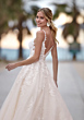 Abito da sposa Rosage Linea San Patrick, design elegante con dettagli in pizzo, sfondo naturale.