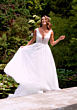 Abito da sposa sambuco con scollo a V in un giardino fiorito.