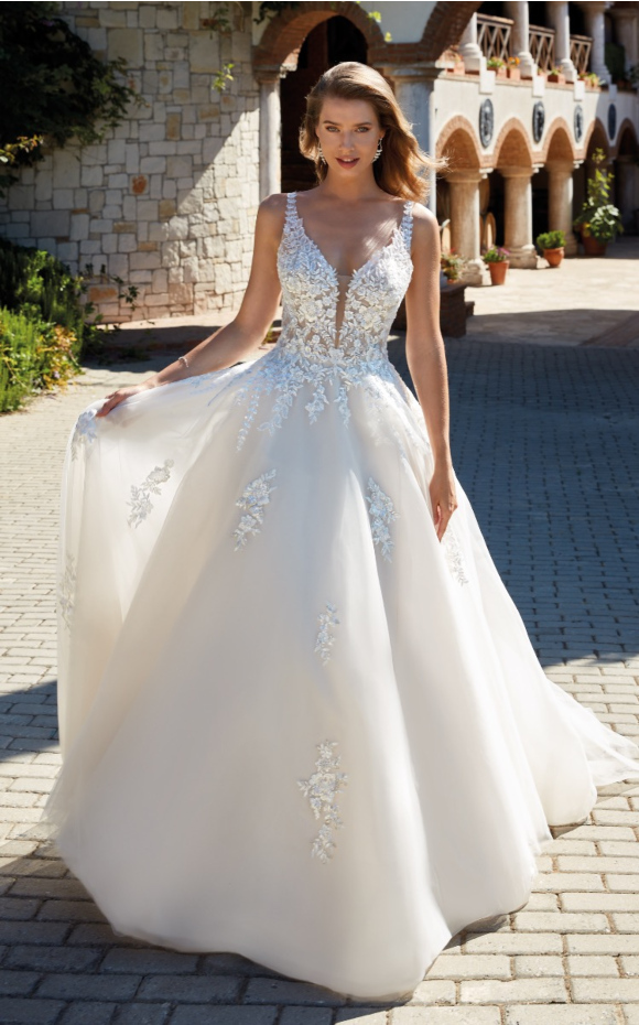 Abito da sposa Eddy K Michelle con dettagli in pizzo, scollatura profonda e gonna ampia.