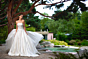 Abito da sposa Monoi linea sposae atelier, elegante e raffinato, indossato in un giardino lussureggiante.