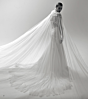 Abito da sposa Lapislazzuli con mantello trasparente, design elegante e sofisticato.