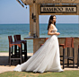 Abito da sposa Amelie Deluxe al Bamboo Bar, sfondo mare.