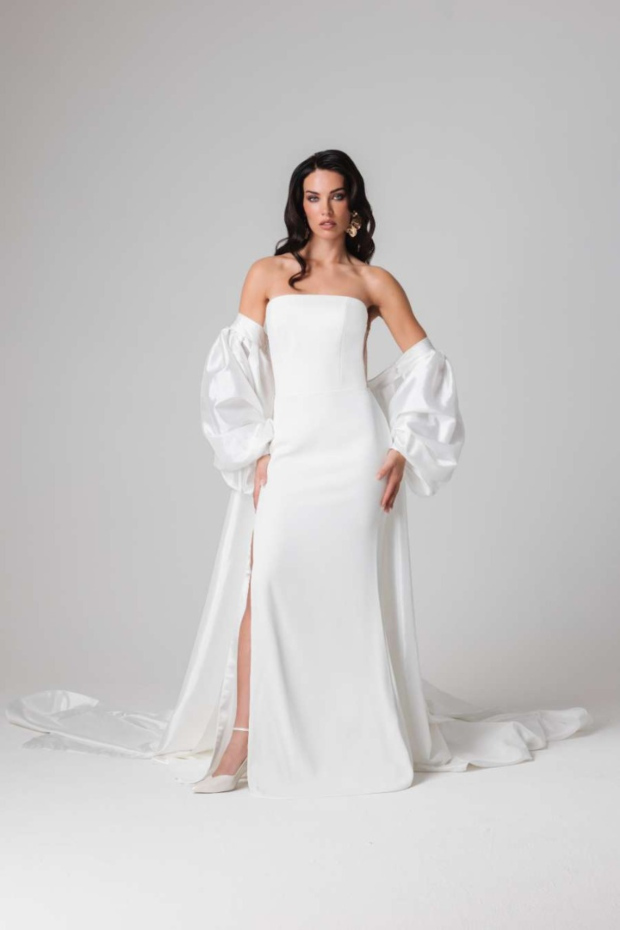 Abito bianco elegante con spacco e maniche voluminose, modello Irina della Essential Everlasting Collection.