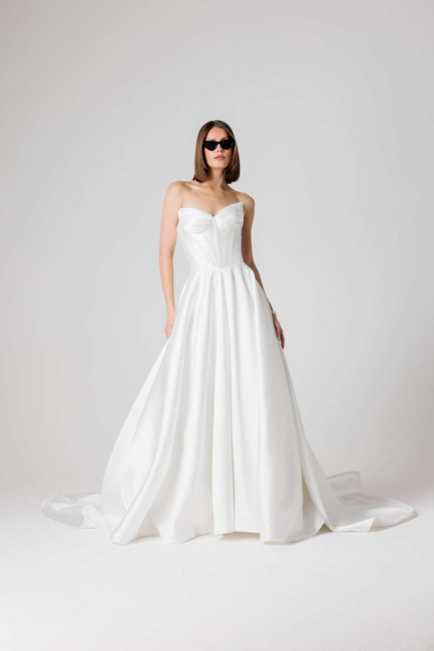 Abito da sposa bianco senza spalline SOPHIE, Essential Everlasting Collection, elegante e moderno.