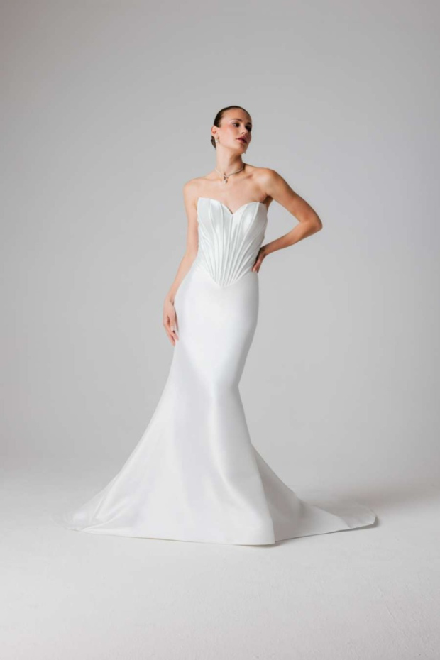 Abito da sposa bianco a sirena con corpetto plissettato, collezione Lilibeth Essential Everlasting.
