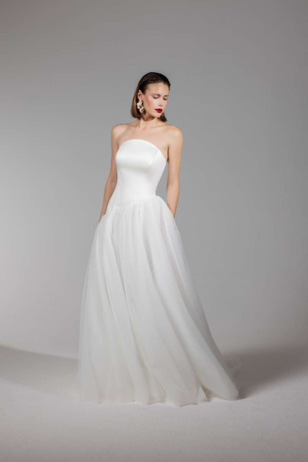 Abito da sposa elegante senza spalline, collezione Danielle Essential Everlasting, sfondo grigio neutro.