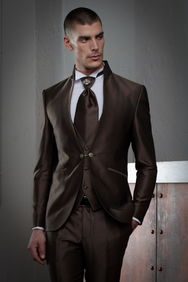 Abito da uomo marrone elegante con cravatta e camicia bianca, modello 22U020714L.