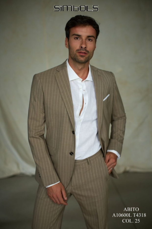 Abito da uomo a righe beige, modello A10600L-T4318, camicia bianca, marchio Simbols.
