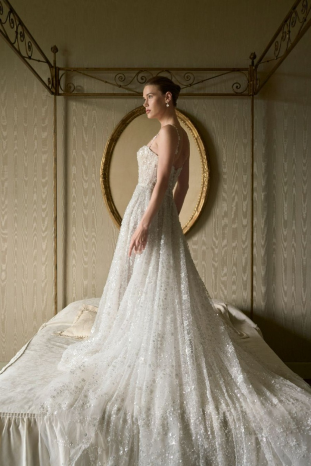Abito da sposa scintillante Margot, collezione Romantica, con dettagli eleganti e strascico lungo.