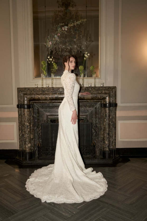 Abito da sposa GEMMA, collezione Romantica, in pizzo bianco con maniche lunghe, ambientazione elegante.