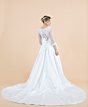 Abito da sposa Silene con pizzo e fiocco, vista posteriore elegante.