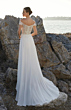 Abito da sposa L1067 Linea Oreasposa in pizzo e chiffon, sfondo roccioso e mare.