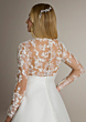 Abito da sposa ASLING con schiena in pizzo floreale e bottoni, dettaglio capelli con fermaglio elegante.