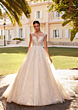 Abito da sposa CARRISA St. Patrick, elegante con dettagli in pizzo, sfondo villa e giardino.