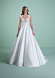 Abito da sposa CORINTIA in pizzo e raso, elegante scollo a V, sfondo verde pastello.