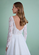 Abito da sposa HYLAS in pizzo bianco con maniche lunghe e scollatura a V, vista posteriore.