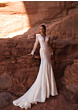 Abito da sposa Jolie Giovanna Alessandro, elegante e scintillante, in un paesaggio roccioso.