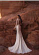Abito da sposa JOLIE di Giovanna Alessandro in un paesaggio roccioso, elegante e scintillante.